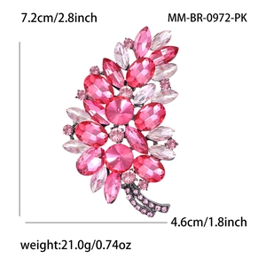 Détail de la broche feuille en cristal rose montrant les dimensions 7.2cm par 4.6cm et 21g