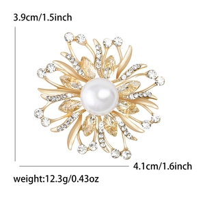 Élégante broche fleur dorée avec perle blanche et strass brillants sur fond blanc pur