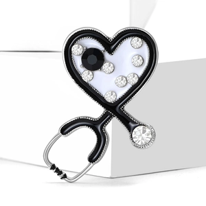 Broche stéthoscope élégante en forme de cœur avec strass et finition en émail noir