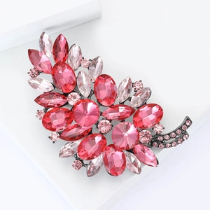 Détail de la broche fleur en cristal rose avec pierres facettées sur base en métal