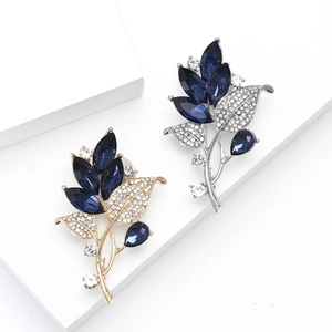 Élégante broche en feuille de cristal bleu doré et argenté avec strass scintillants