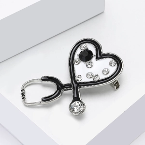 Détail de la broche stéthoscope cœur en alliage argenté avec strass scintillants