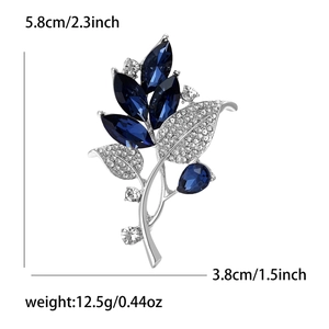 Détail de la broche feuille avec cristaux bleus montrant la hauteur de 5,8 cm