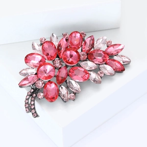 Vue détaillée de la broche feuille rose avec strass en cristal et alliage argenté