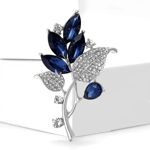 Élégante broche orchidée argentée avec cristaux bleu foncé et accents en zircone