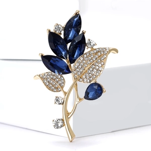 Broche élégante en forme de feuille dorée avec cristaux bleu foncé et strass scintillants