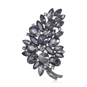 Élégante broche feuille avec cristaux gris fumé et strass brillants sur alliage