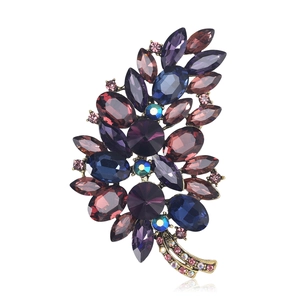 Broche vintage en alliage avec strass violet foncé et bleu marine sur métal bronze doré