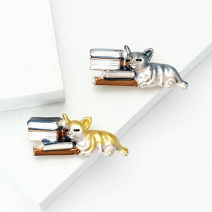 Broches chat en émail raffinées avec chatons sur des livres en gris et doré