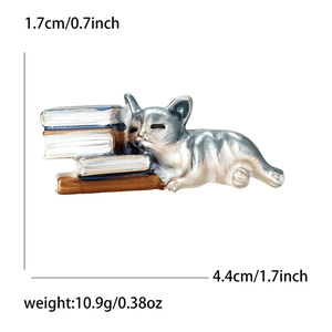Vue détaillée de la broche émaillée chat et livres avec dimensions et poids précis