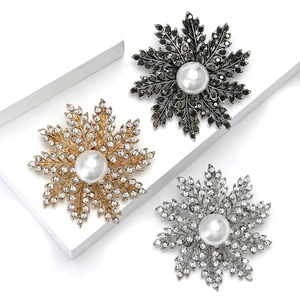 Broche Vintage en Alliage Flocon de Neige Avec Grosse Künstliche Perle d'Imitation et Strass Élégante Bijoux de Mode Accessoires Femme Cadeau