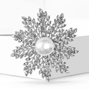Broche flocon de neige élégante avec perle blanche et strass brillants sur métal argenté