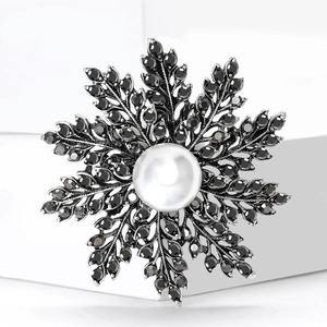 Broche flocon de neige vintage avec grande perle blanche et strass noirs sur base argentée