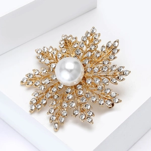 Vue macro détaillée de la broche flocon de neige vintage avec strass et perle