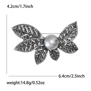 Broche feuille élégante avec strass gris et grande perle, taille 6,4 cm x 4,2 cm