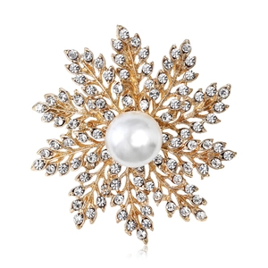 Élégante broche flocon de neige dorée avec une grande perle et des cristaux brillants