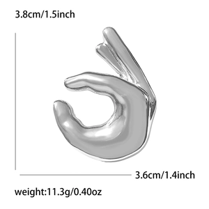 Broche en émail argenté geste OK montrant les dimensions 3,8 cm et 3,6 cm de large