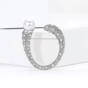 Elegante spilla a forma di U in lega d'argento con perle bianche e strass brillanti
