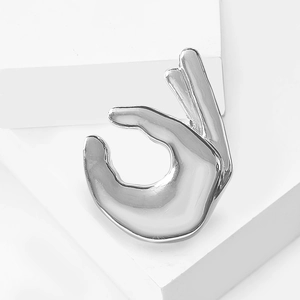 Broche en alliage argenté poli en forme de geste OK avec finition brillante miroir
