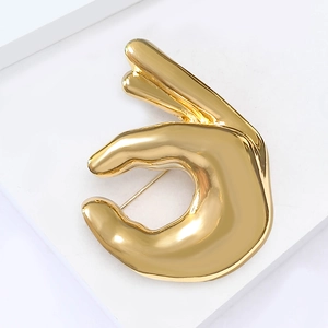 Broche en émail doré poli en forme de geste OK pour accessoires de mode homme et femme