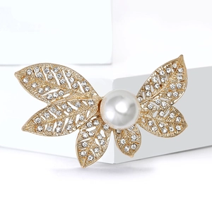 Broche luxueuse en forme de feuille dorée avec perle blanche et strass brillants