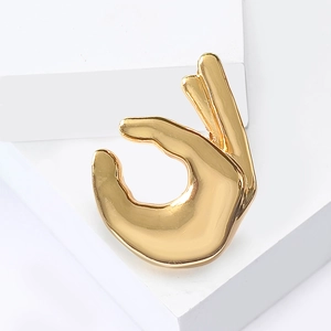 Broche en alliage doré geste OK avec une finition polie miroir pour les vêtements