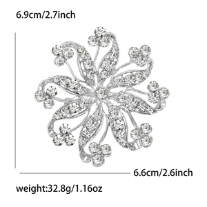 Eleganter silberner Blumen-Brosche mit Strasssteinen und Maßen 6,9 cm x 6,6 cm