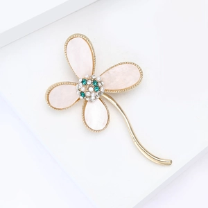 Elegant gold-plated four-leaf flower brooch with pink mother of pearl and crystals