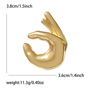 Broche émaillée geste OK dorée avec hauteur de 3,8 cm et spécifications de poids 11,3 g