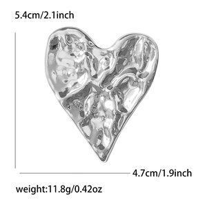 Vue détaillée de la broche coeur argentée avec texture martelée et dimensions 5,4x4,7cm