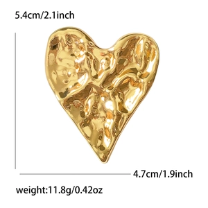 Broche cœur dorée avec fini martelé texturé, dimensions 5,4 cm par 4,7 cm, élégante