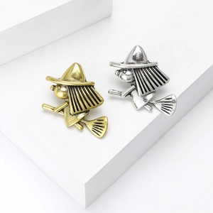 Vintage heks speldjes op bezem in goud en zilver voor Halloween kleding decoratie