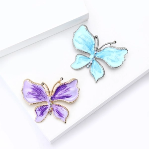 Set di spille a farfalla in smalto alla moda con strass colorati su piedistallo bianco