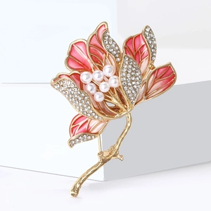 Dettaglio della spilla a fiore di begonia in smalto rosa con perle bianche di lusso