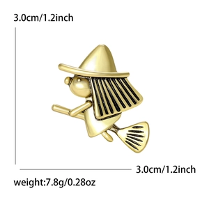 Schattige emaille heks op bezemsteel broche in vintage goud met 3,0 cm maatmarkering