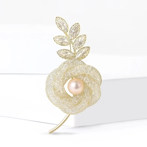 Exquisite goldene hohle Rosenbrosche mit zentraler Perle und funkelnden Kristallblättern
