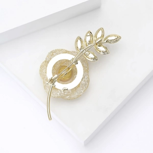 Eleganter goldener Hohlrosen-Anstecker mit Zirkonia-Kristallen für Anzüge und Kleider