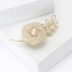 Detailansicht der hohlen Netz-Rosenbrosche mit Perle und Zirkonblättern in Gold