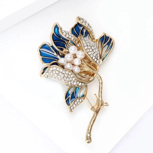 Dettaglio della spilla a fiore di begonia in smalto blu con perle e strass su base oro