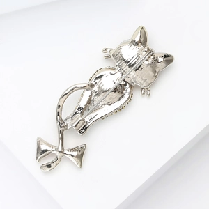 Detailed back view of silver alloy cat brooch featuring a secure safety pin closure