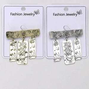 Detailweergave van retro etnische vogeltotem broches in antiek goud en zilver