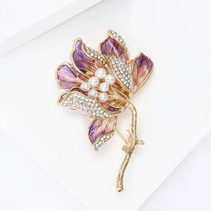 Dettaglio della spilla begonia in smalto con petali viola e pistilli di perle
