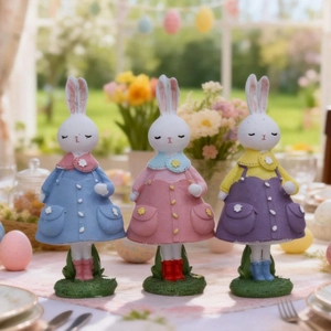 Trois figurines de lapins de Pâques colorées en bleu, rose et violet pour jardin