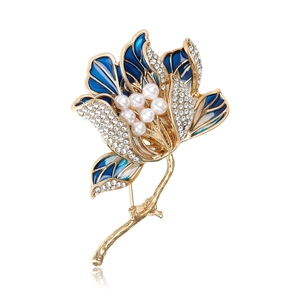 Elegante spilla a fiore dorato con petali in smalto blu navy e perle su sfondo bianco