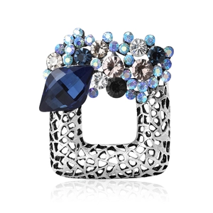 Broche carrée ajourée vintage avec cristal bleu et pierres précieuses sur cadre argenté