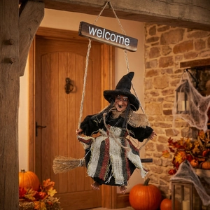 Κρεμαστή διακόσμηση μάγισσας Halloween σε σκούπα με επιγραφή Welcome για γιορτινή ατμόσφαιρα