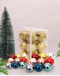 Details von 4cm Weihnachtskugeln in verschiedenen Ausführungen mit Schneeflockenmustern