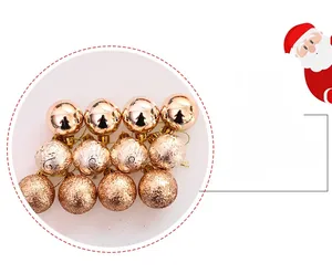Details von roségoldenen Weihnachtskugeln in glänzender, strukturierter und glitzernder Optik