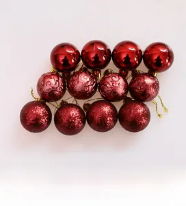Details von 12 roten Weihnachtskugeln mit glänzenden, geprägten und glitzernden Oberflächen
