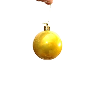 Glanzende gouden kerstbal met ophangkoord voor feestelijke kerstboomdecoratie